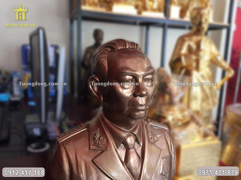 Gương mặt Bác Giáp được chạm khắc sắc nét, theo chuẩn mẫu quốc gia